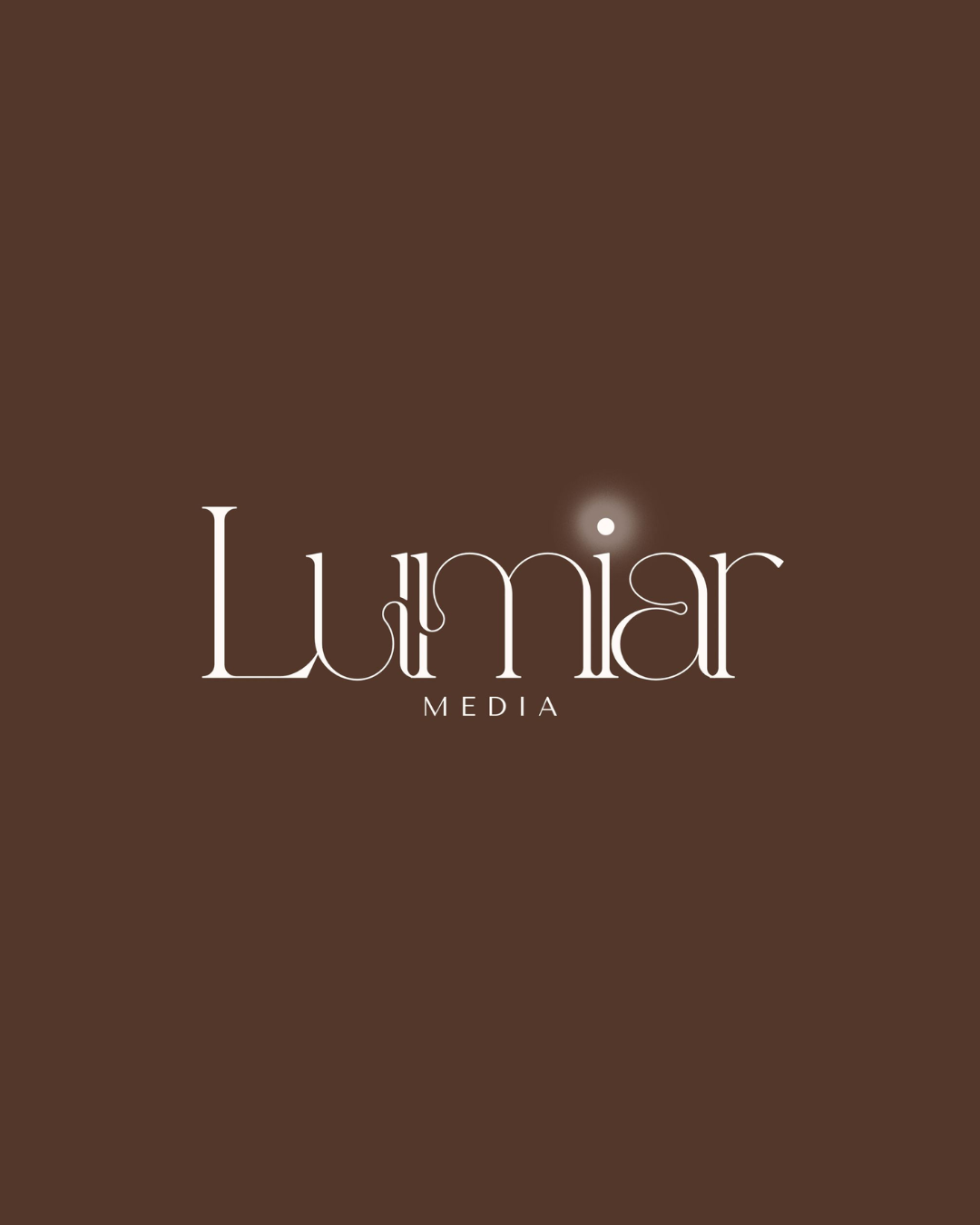Equipe Lumiar trabalhando em ambiente sofisticado